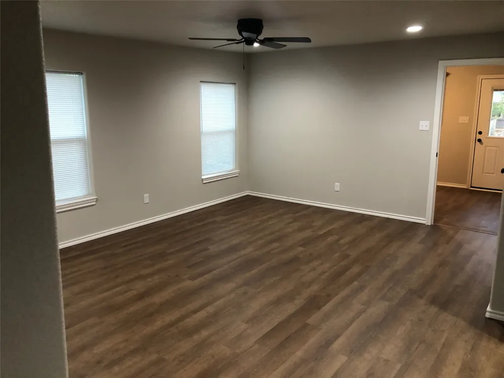 709 W Live Oak Street Alvord, TX 76225