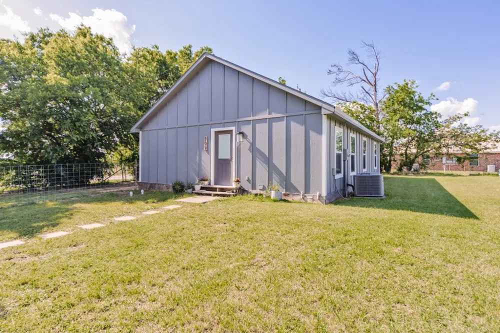 709 W Live Oak Street Alvord, TX 76225