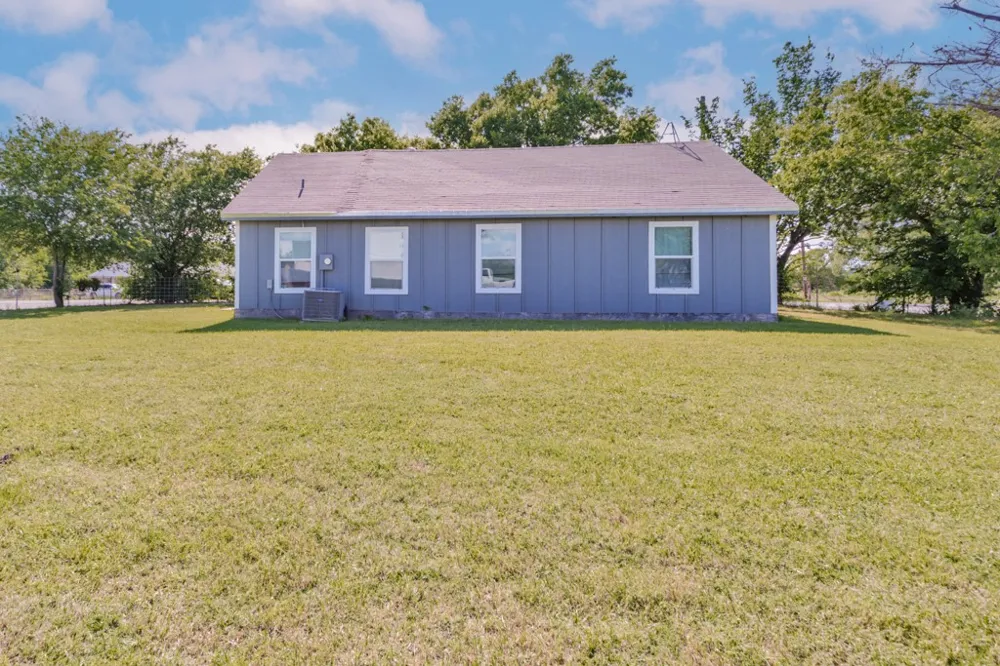709 W Live Oak Street Alvord, TX 76225