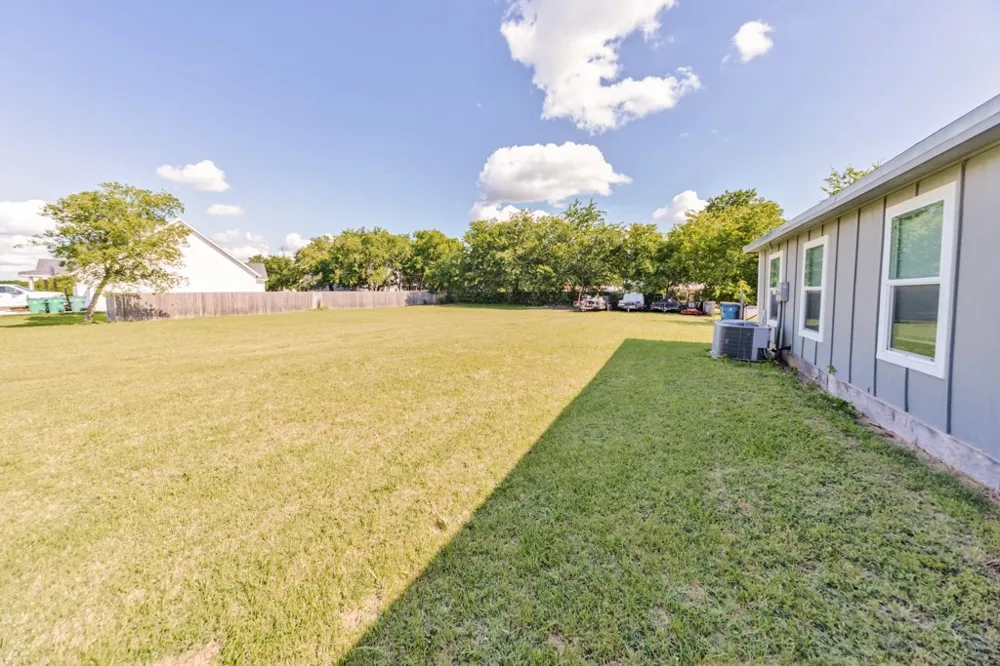 709 W Live Oak Street Alvord, TX 76225