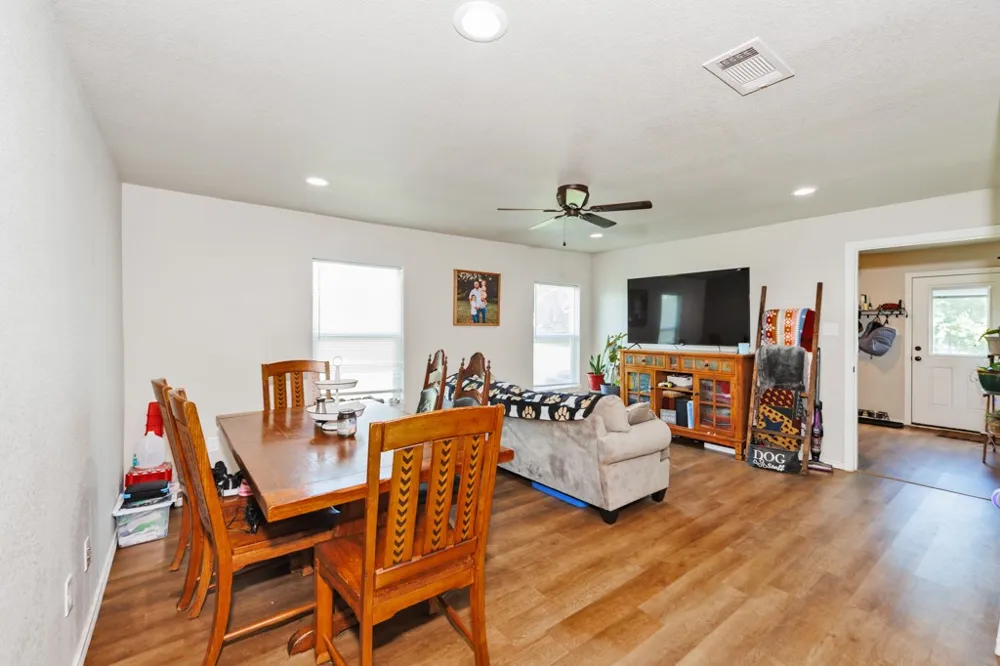 709 W Live Oak Street Alvord, TX 76225