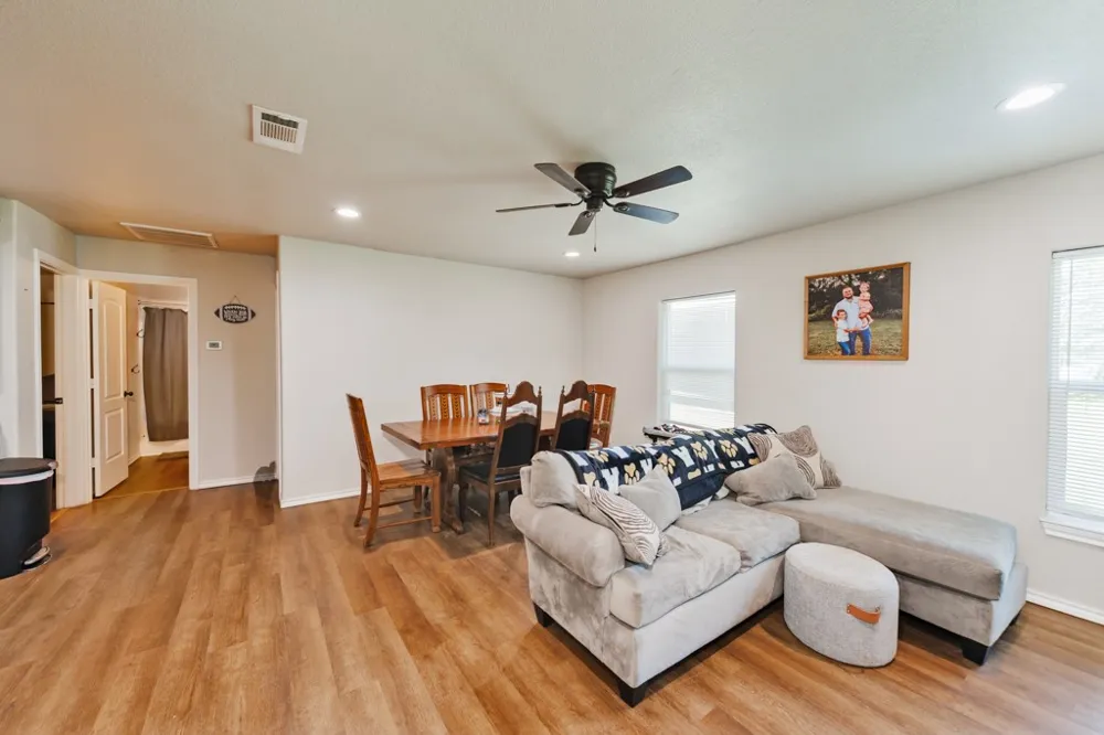 709 W Live Oak Street Alvord, TX 76225