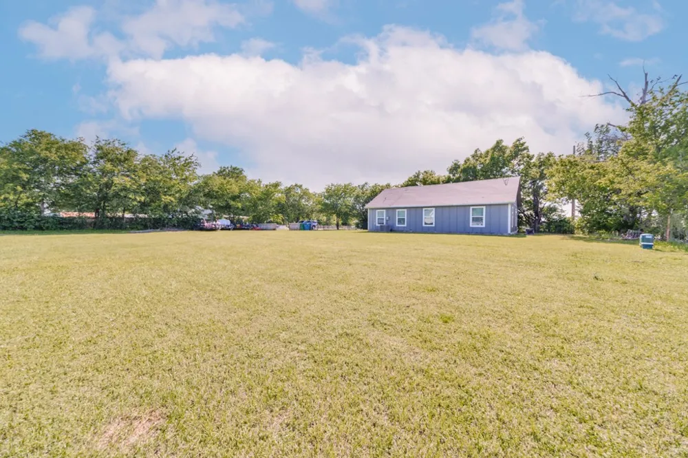 709 W Live Oak Street Alvord, TX 76225