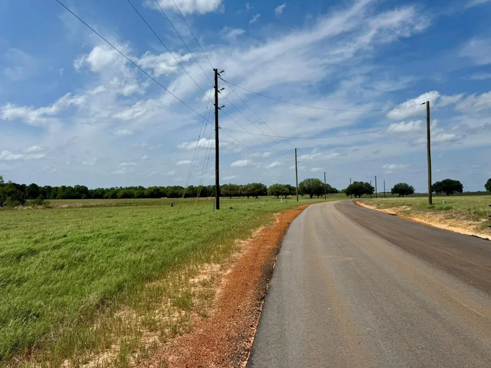 131 S Green Valley Trail Hillister, TX 77624