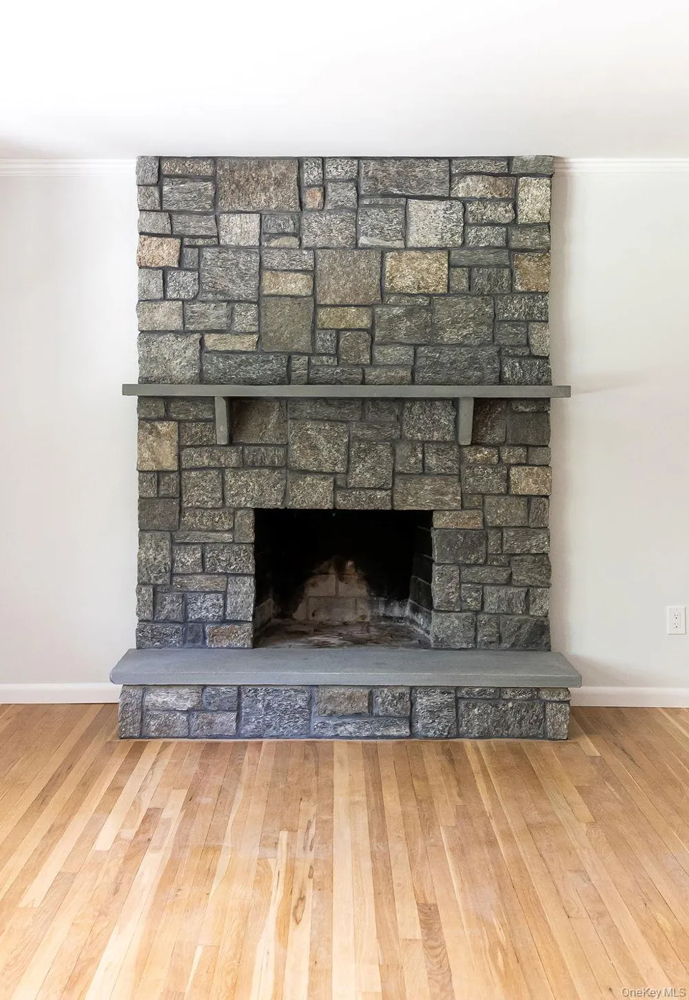 10 Tudor Drive Stony Brook, NY 11790