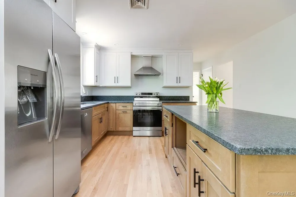 10 Tudor Drive Stony Brook, NY 11790