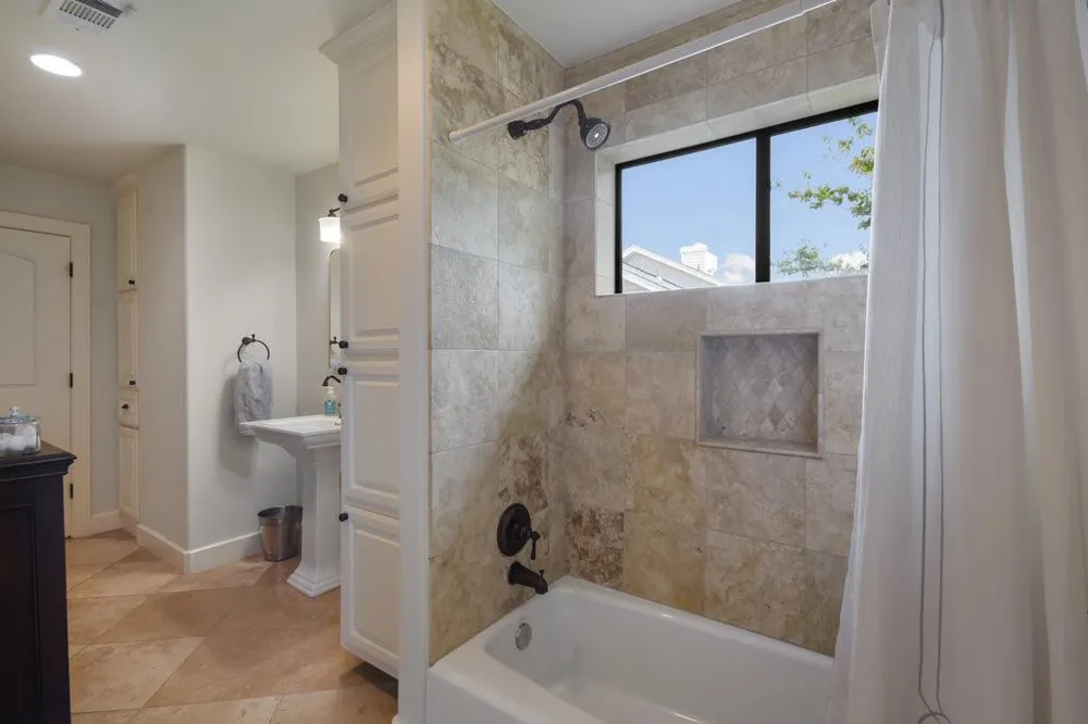 303 ROLLING GREEN DRIVE Lakeway, TX 78734