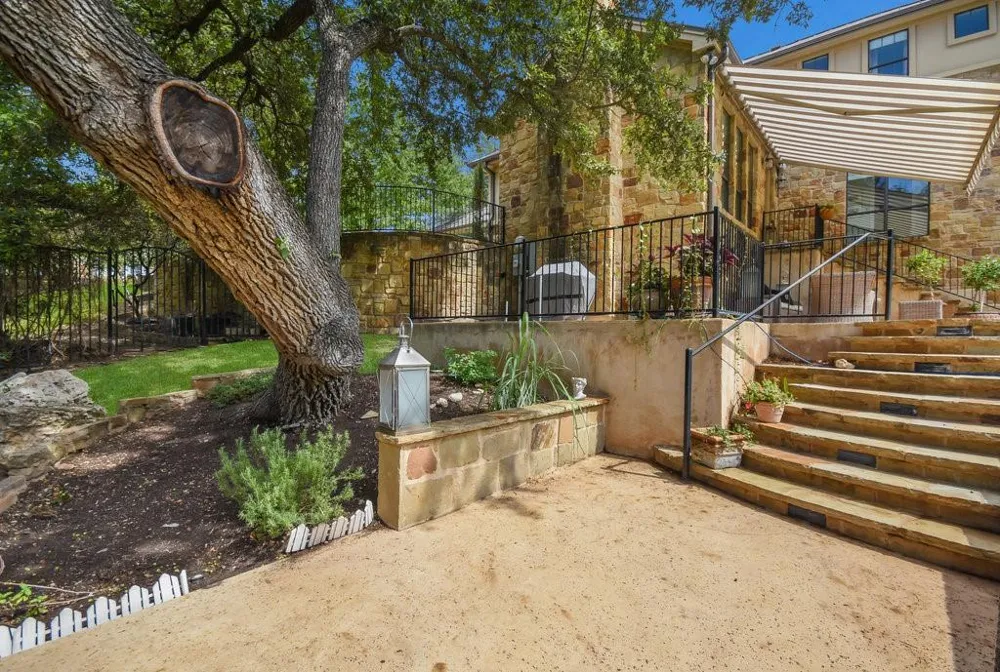 303 ROLLING GREEN DRIVE Lakeway, TX 78734