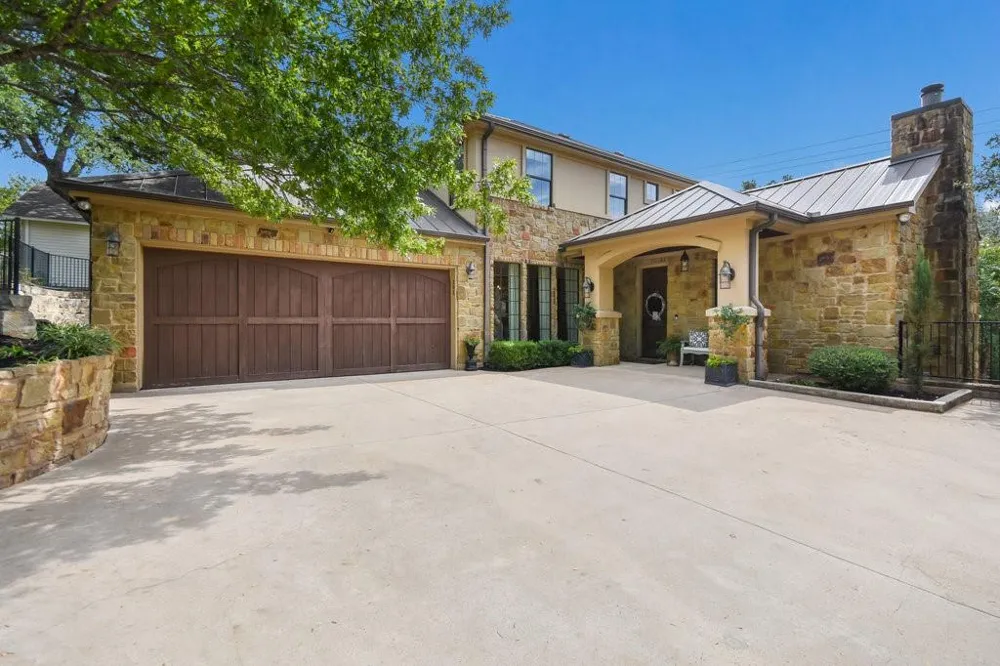 303 ROLLING GREEN DRIVE Lakeway, TX 78734