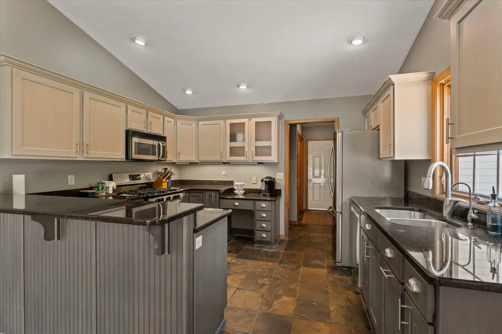 27100 Deerfield Lane Edwardsburg, MI 49112
