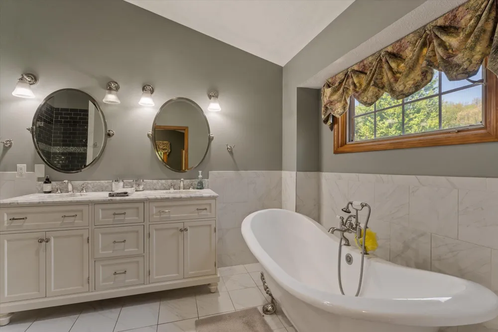 27100 Deerfield Lane Edwardsburg, MI 49112