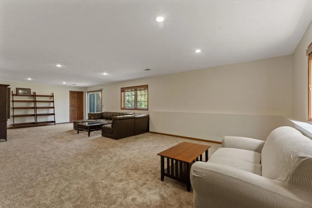 27100 Deerfield Lane Edwardsburg, MI 49112