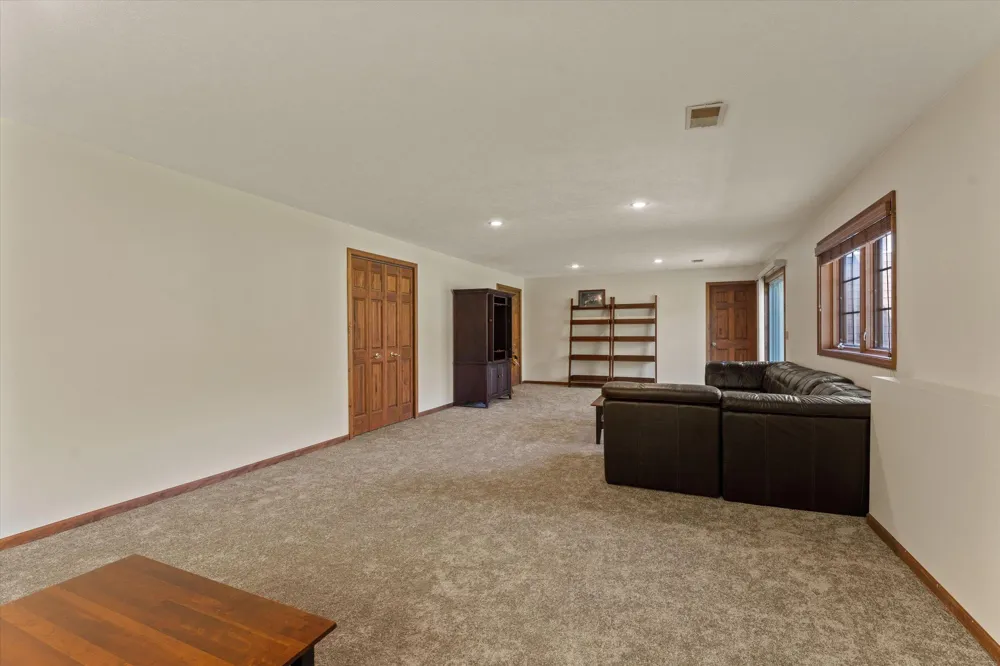 27100 Deerfield Lane Edwardsburg, MI 49112