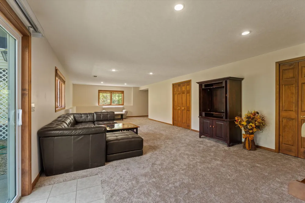 27100 Deerfield Lane Edwardsburg, MI 49112