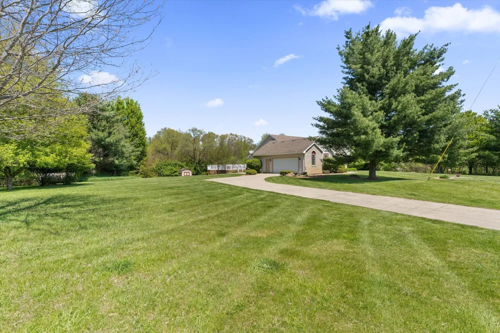 27100 Deerfield Lane Edwardsburg, MI 49112