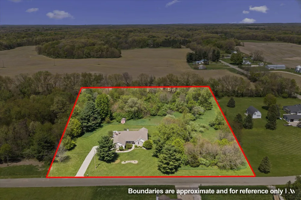 27100 Deerfield Lane Edwardsburg, MI 49112