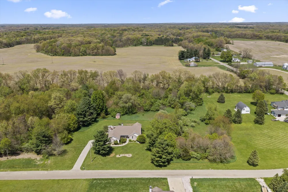 27100 Deerfield Lane Edwardsburg, MI 49112