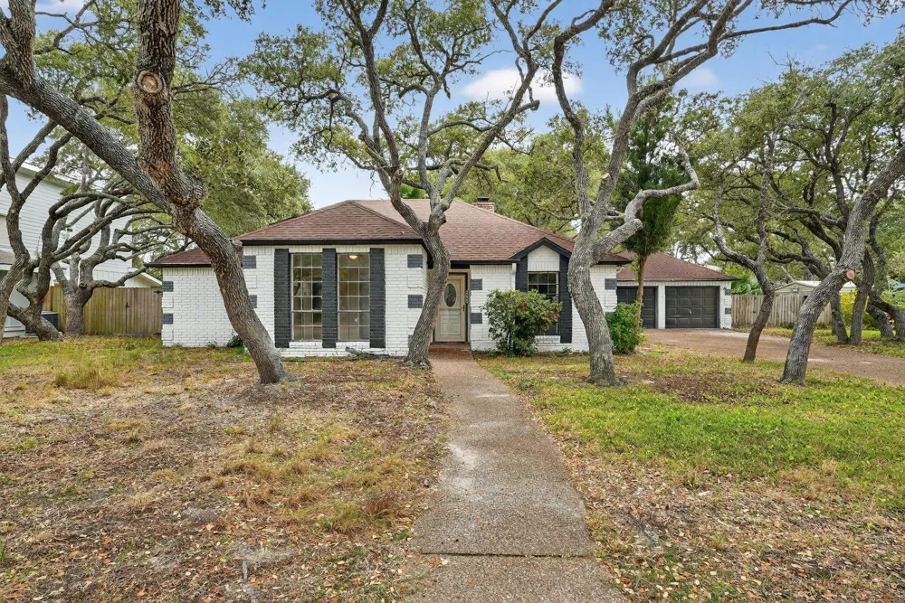 107 Cherry Hills Rockport, TX 78382