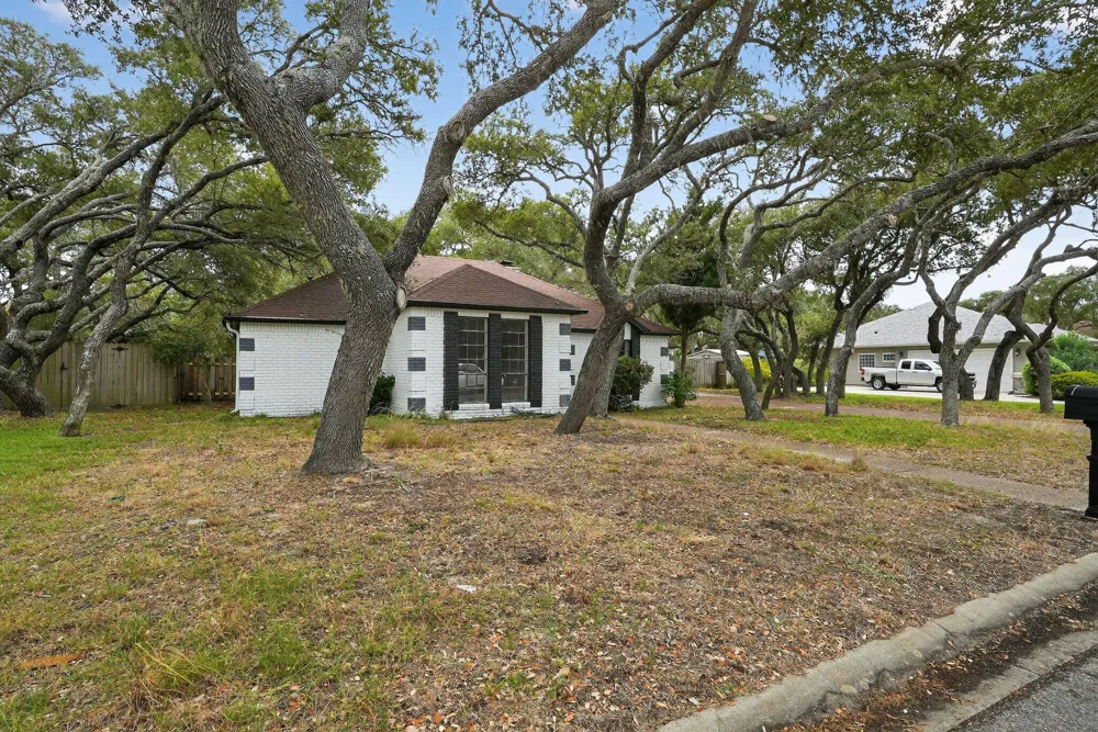 107 Cherry Hills Rockport, TX 78382