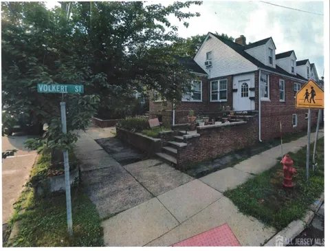 82 Woodbridge Avenue
