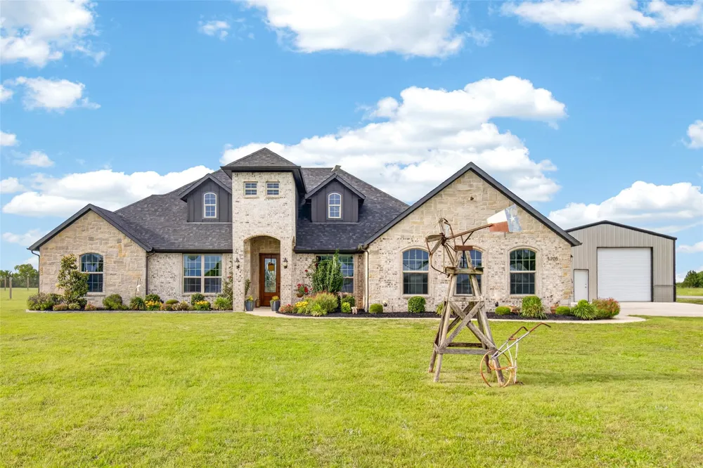 1705 S Fm 1752 Savoy, TX 75479