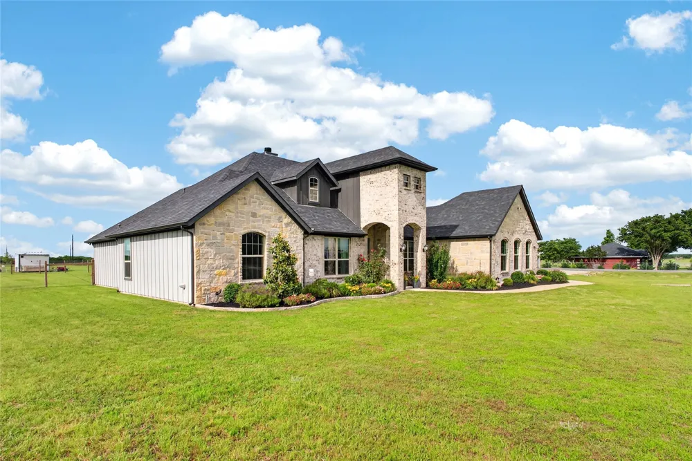 1705 S Fm 1752 Savoy, TX 75479