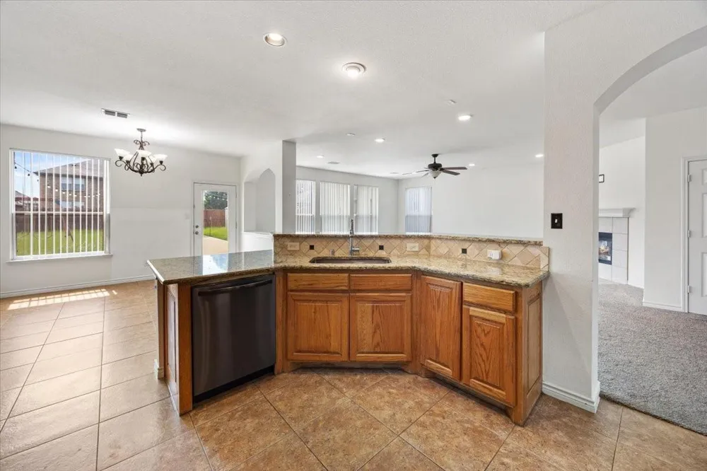 7704 Labrador Drive Arlington, TX 76002