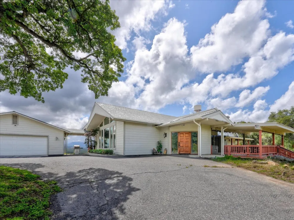 43736 Highway 49 Ahwahnee, CA 93601