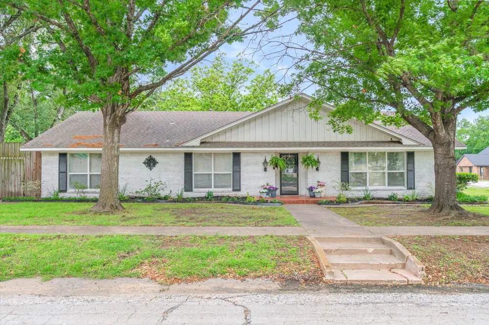 202 S Houston Street Edgewood, TX 75117