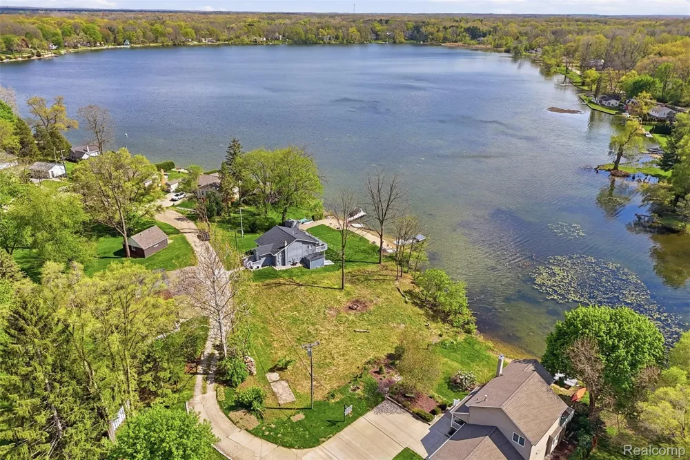 Norene Drive Hamburg Township, MI 48139