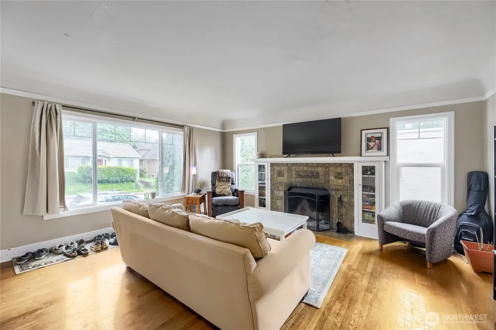 5755 25th Avenue NE Seattle, WA 98105