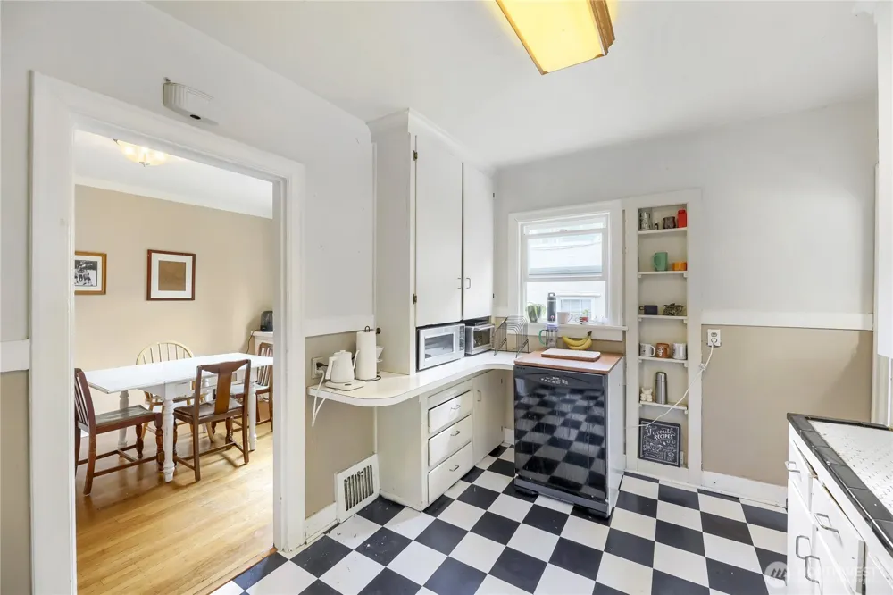 5755 25th Avenue NE Seattle, WA 98105