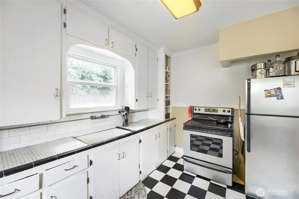 5755 25th Avenue NE Seattle, WA 98105
