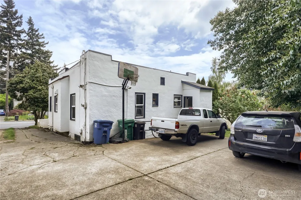 5755 25th Avenue NE Seattle, WA 98105