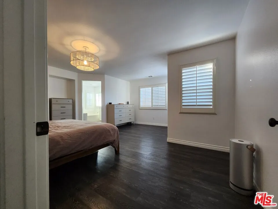 9135 S Cullen Way Inglewood, CA 90305