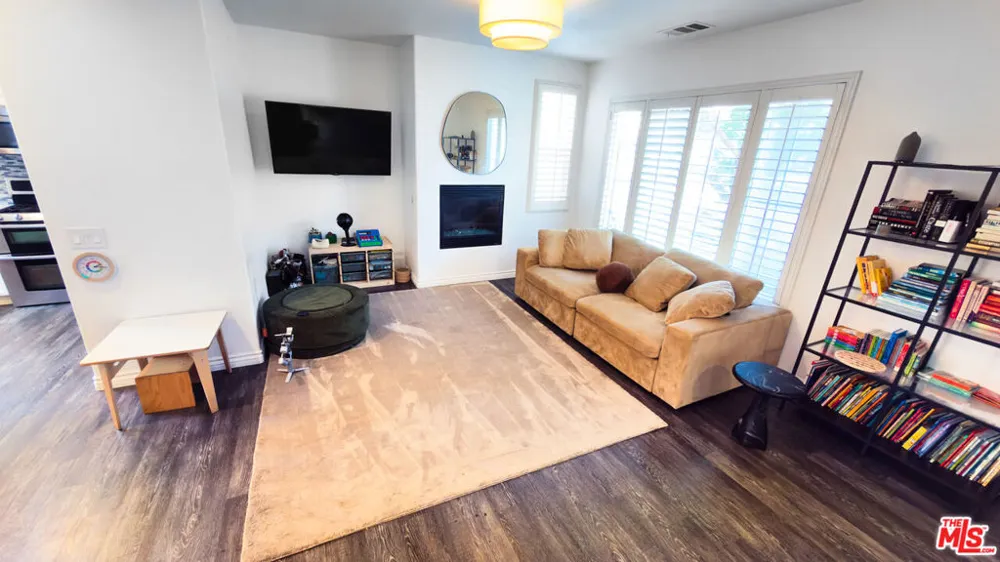 9135 S Cullen Way Inglewood, CA 90305