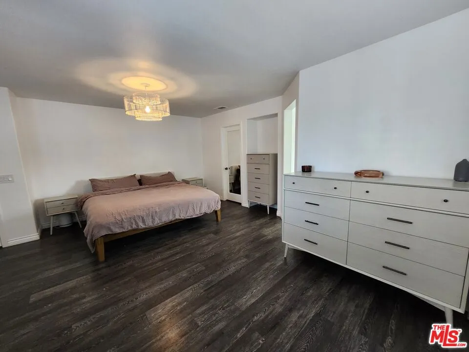 9135 S Cullen Way Inglewood, CA 90305