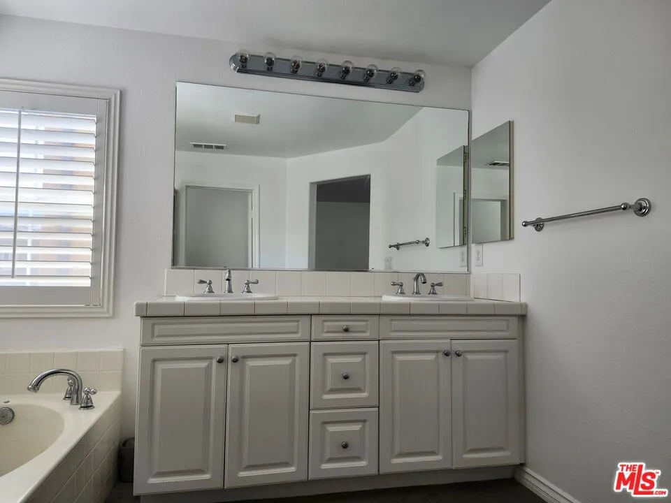 9135 S Cullen Way Inglewood, CA 90305