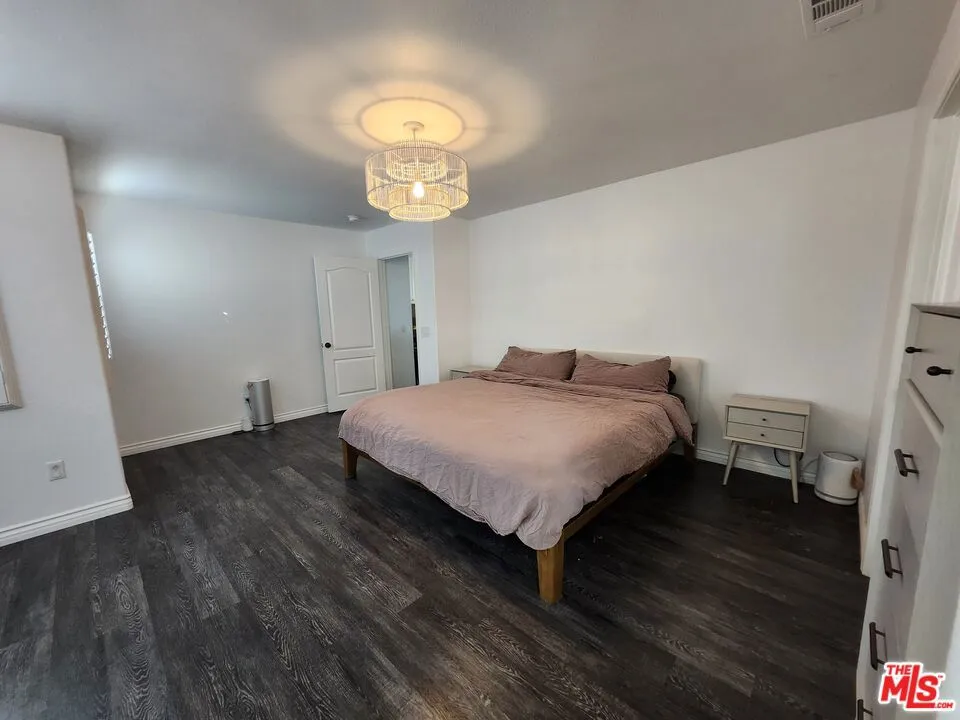 9135 S Cullen Way Inglewood, CA 90305