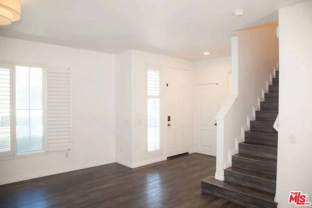 9135 S Cullen Way Inglewood, CA 90305