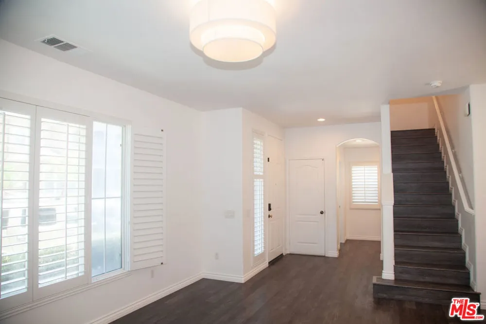9135 S Cullen Way Inglewood, CA 90305