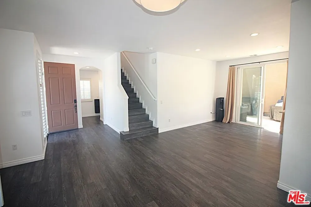 9135 S Cullen Way Inglewood, CA 90305
