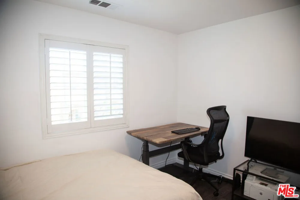 9135 S Cullen Way Inglewood, CA 90305