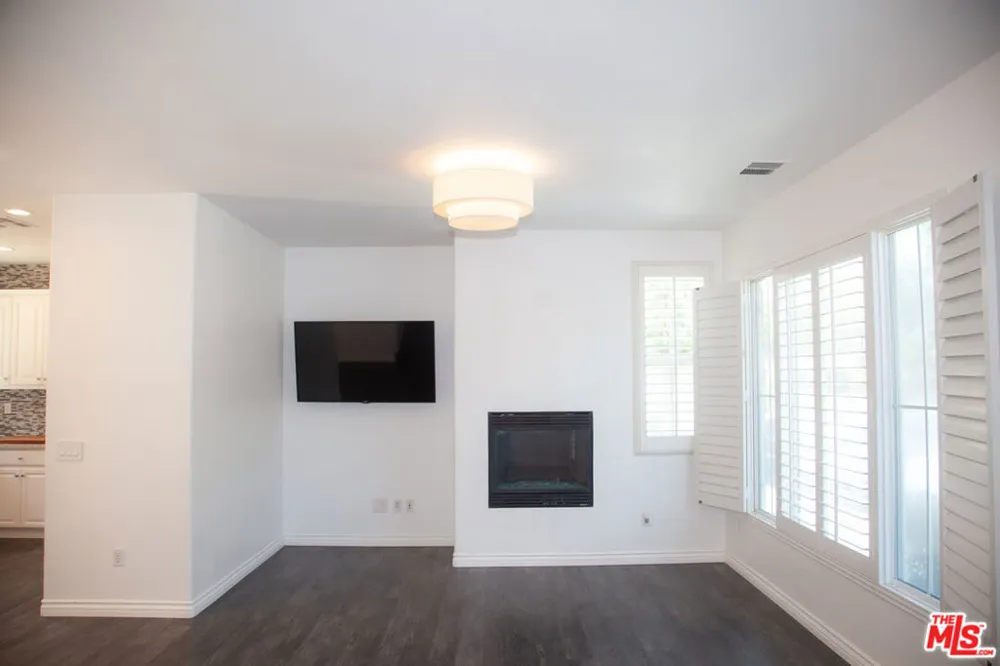 9135 S Cullen Way Inglewood, CA 90305