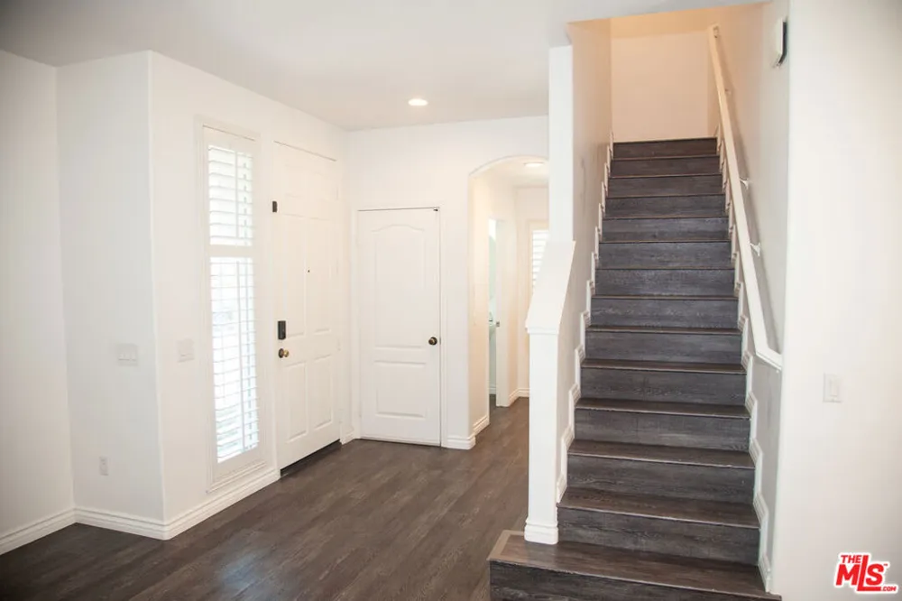 9135 S Cullen Way Inglewood, CA 90305