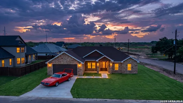 2 HOPE PL Uvalde, TX 78801