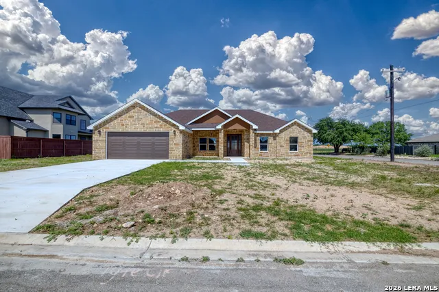 2 HOPE PL Uvalde, TX 78801