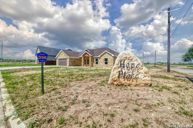 2 HOPE PL Uvalde, TX 78801