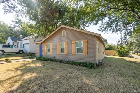 4702 E 4th Place
