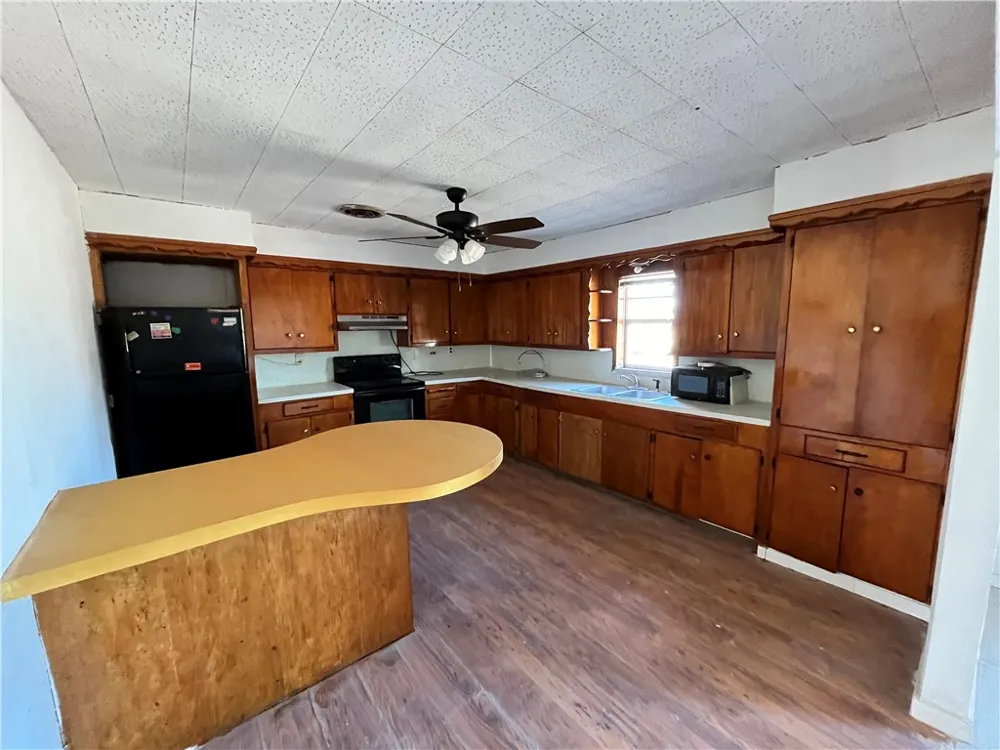 516 Stinson Street Freer, TX 78357